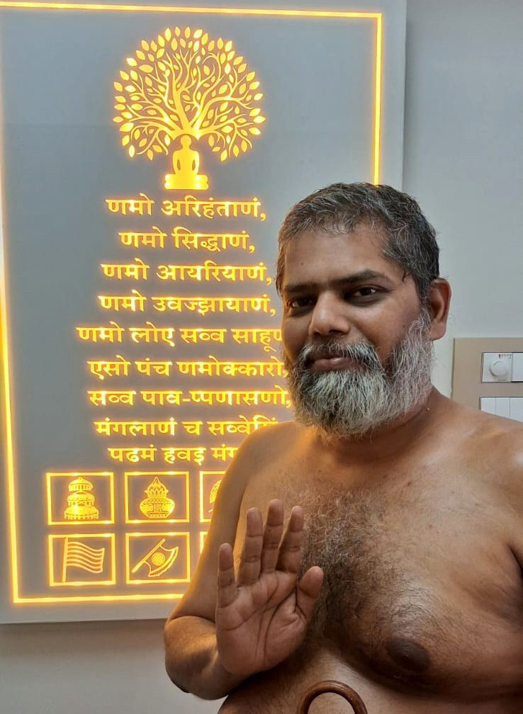 Young-Munishree-Suyatnasagara-Maharaj's-grand-Kesaloch-Sanskar